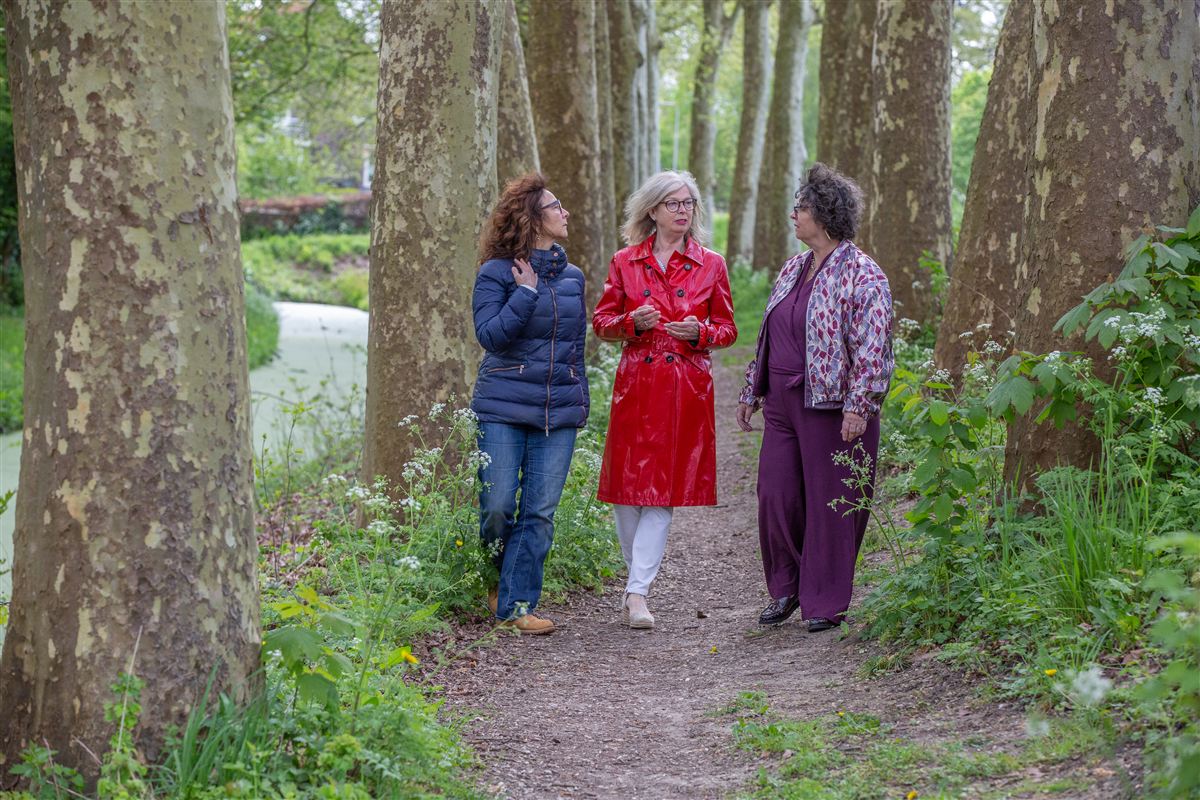 Coachingsgesprek tussen de bomen